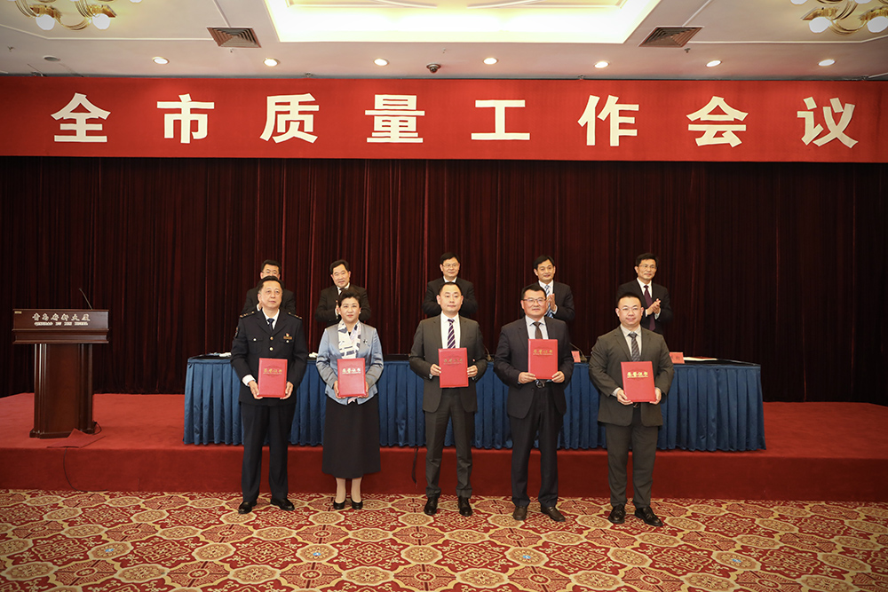 2海大生物集團創(chuàng)始人、董事長單俊偉（右二）上臺領獎.jpg